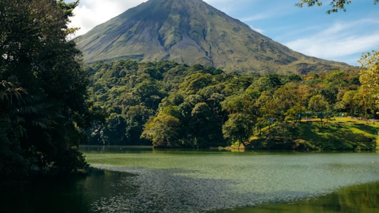 Volcán Arenal and its reflection